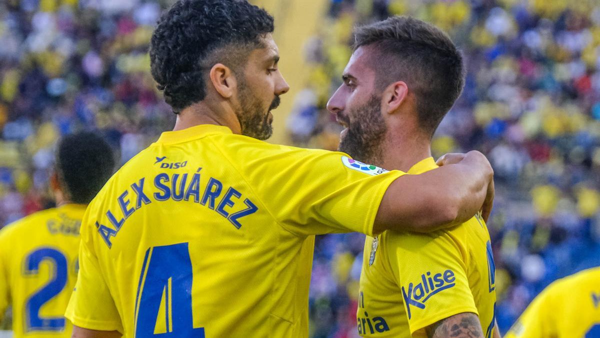 Álex Suárez celebra un gol junto a Pejiño