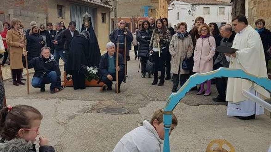 Los vecinos observan el encuentro de la Virgen y el Resucitado durante la procesión de ayer en Alcañices.