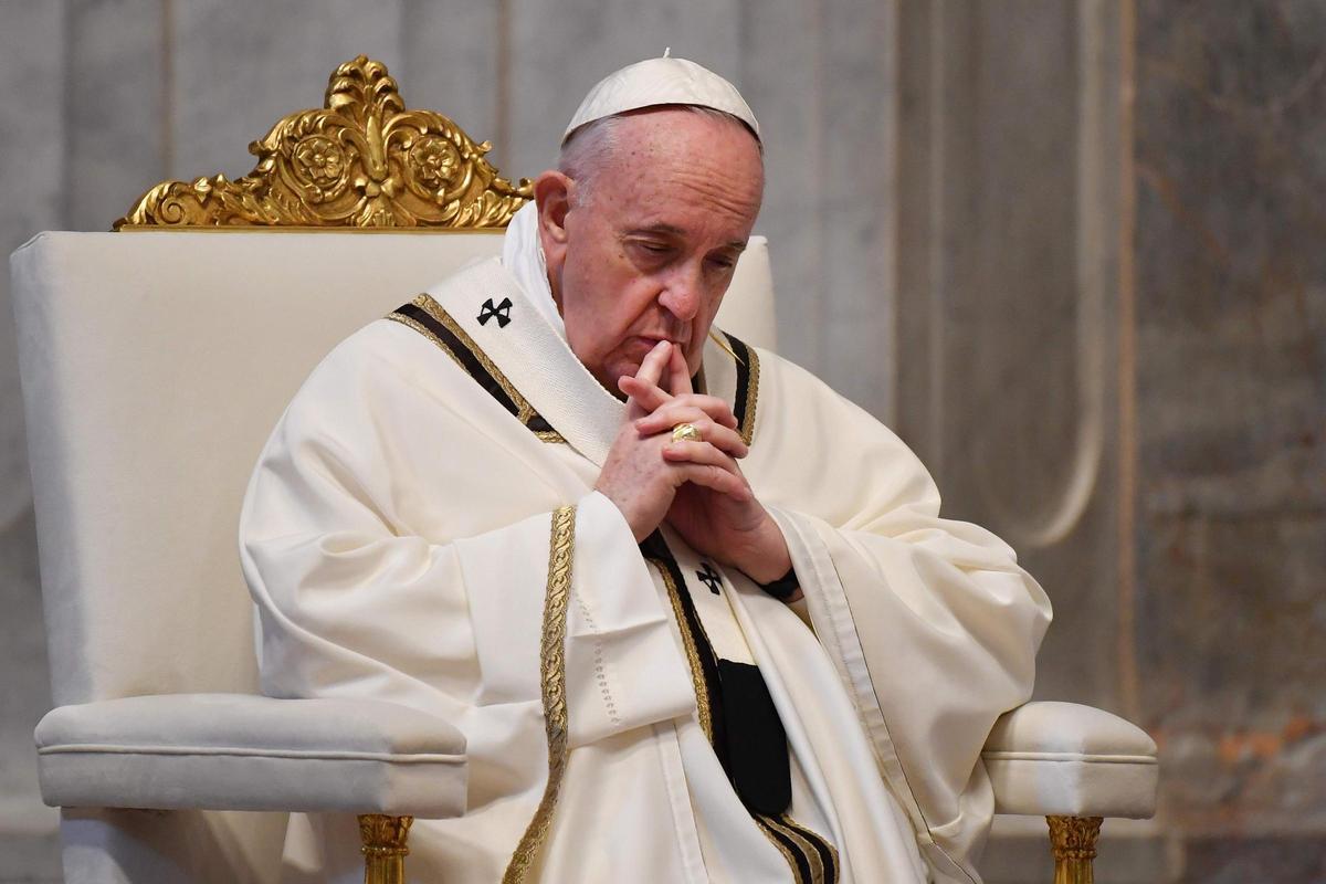 El Papa Francisco durante la misa del Domingo de Resurrección, el 12 de abril del 2020 en la basílica de San Pedro, en el Vaticano.