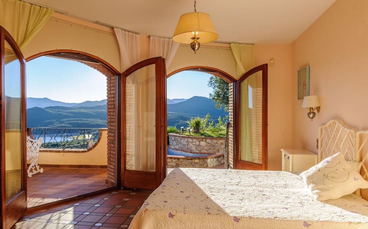 Una de les habitaions de la finca