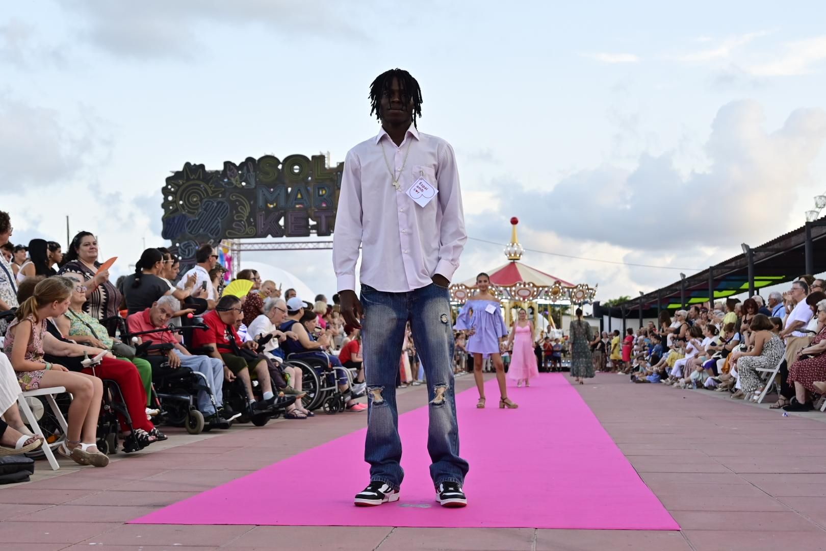 El Moll de Costa se viste de moda con el desfile solidario de Cáritas