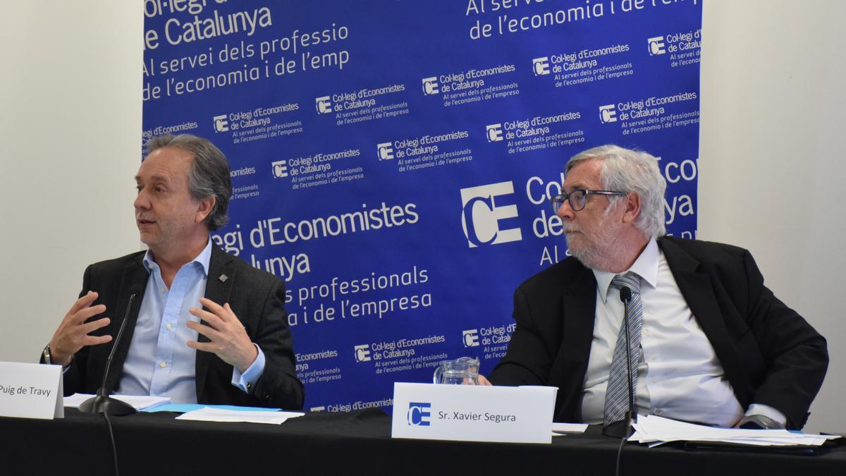 El degà del Col·legi d'Economistes, Carles Puig de Travy, i l'economista Xavier Segura