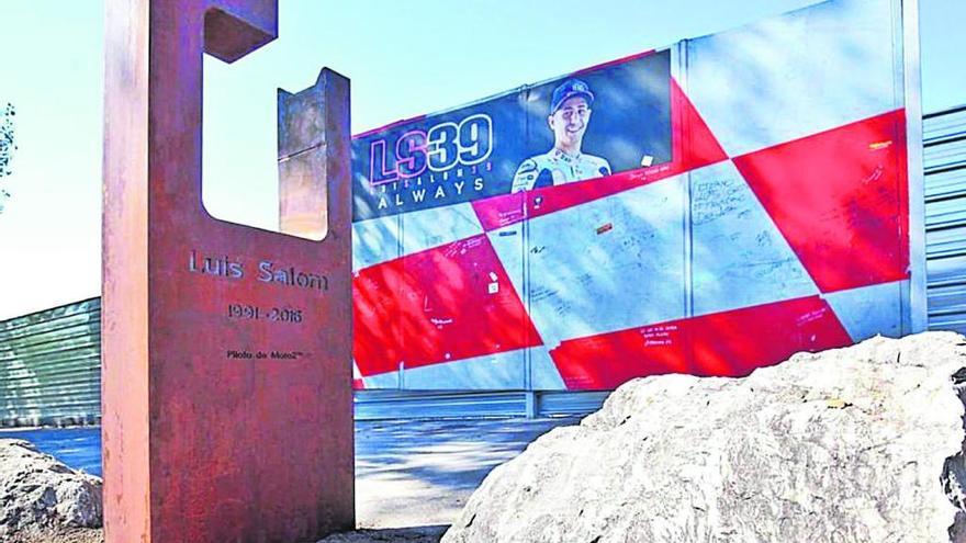 El monolito a Luis Salom ya luce en la curva 13 del circuito de Montmeló.