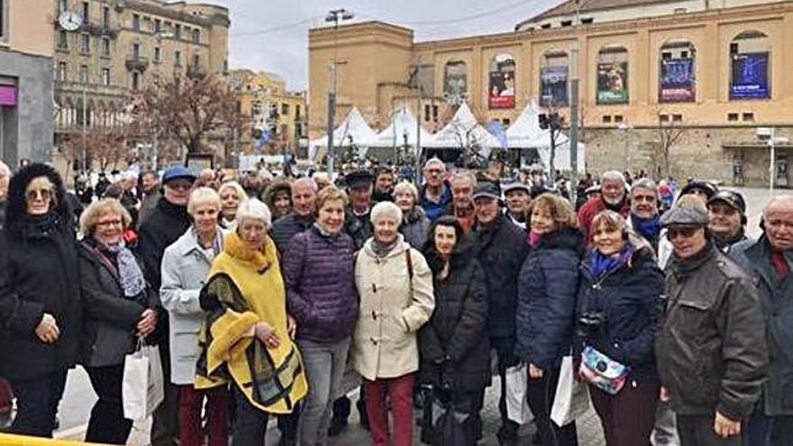 Un dels grups de turistes francesos a la plaça de Sant Domènec