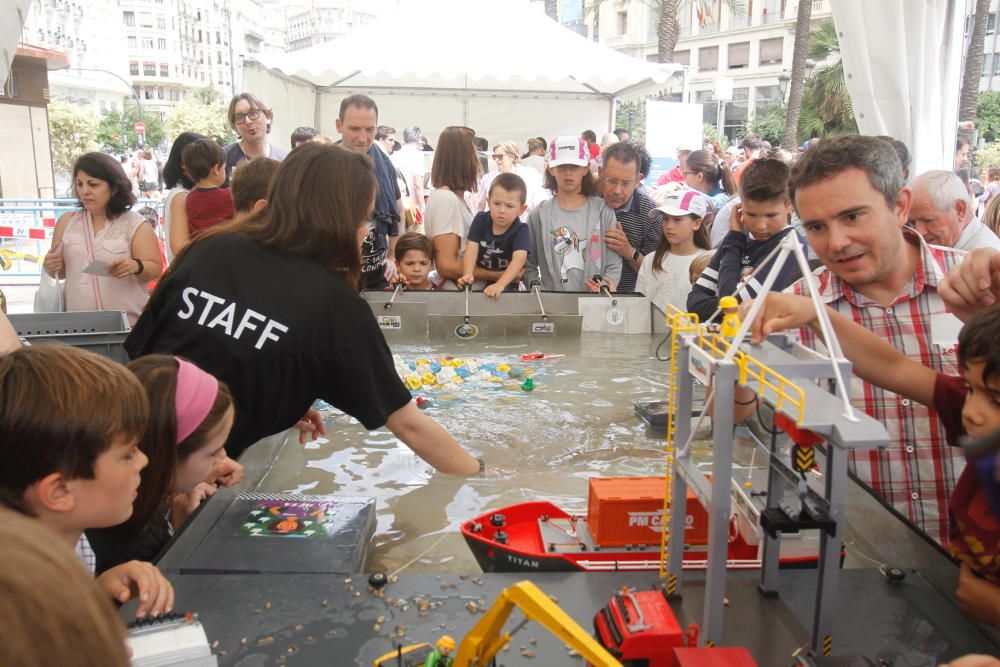 Jornada de ingeniería en la calle, en la plaza del Ayuntamiento de València.