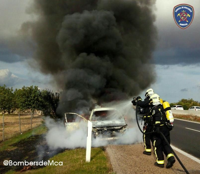 Un coche arde en la autopista de Inca-Palma