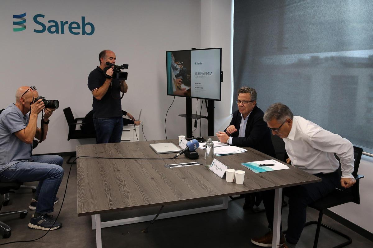 El presidente de la Sareb, Javier Torres, junto a Pau Pérez de Acha, delegado de Sareb en Cataluña