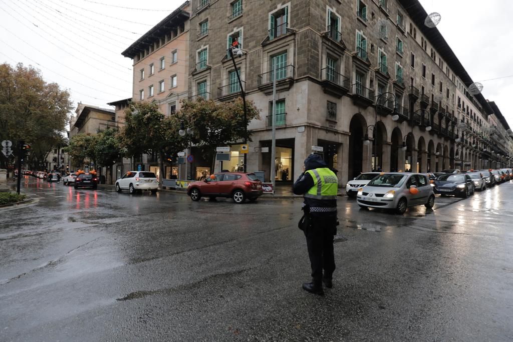 La 'marea naranja'  por la enseñanza concertada se manifiesta en coche por las calles de Palma