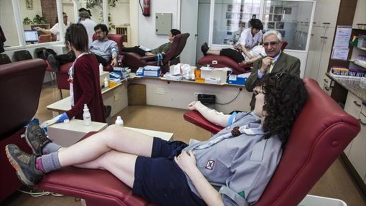 Donantes de sangre en un pabellón del Hospital de Sant Pau.