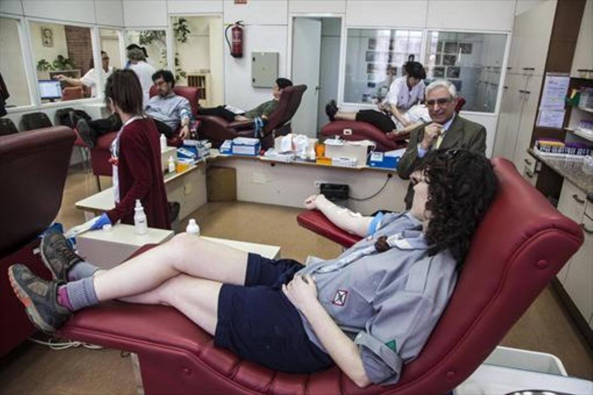 Donants de sang en un pavelló de l’Hospital de Sant Pau.