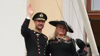 El rey Haakon VIII y Mette-Marit inician su reinado con un saludo desde el balcón del Palacio Real de Oslo