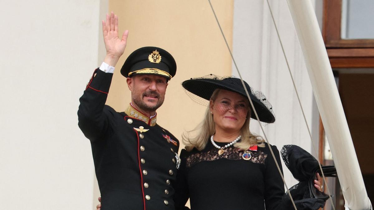 El rey Haakon VIII y la reina Mette-Marit saludan desde el palacio real de Oslo, Noruega