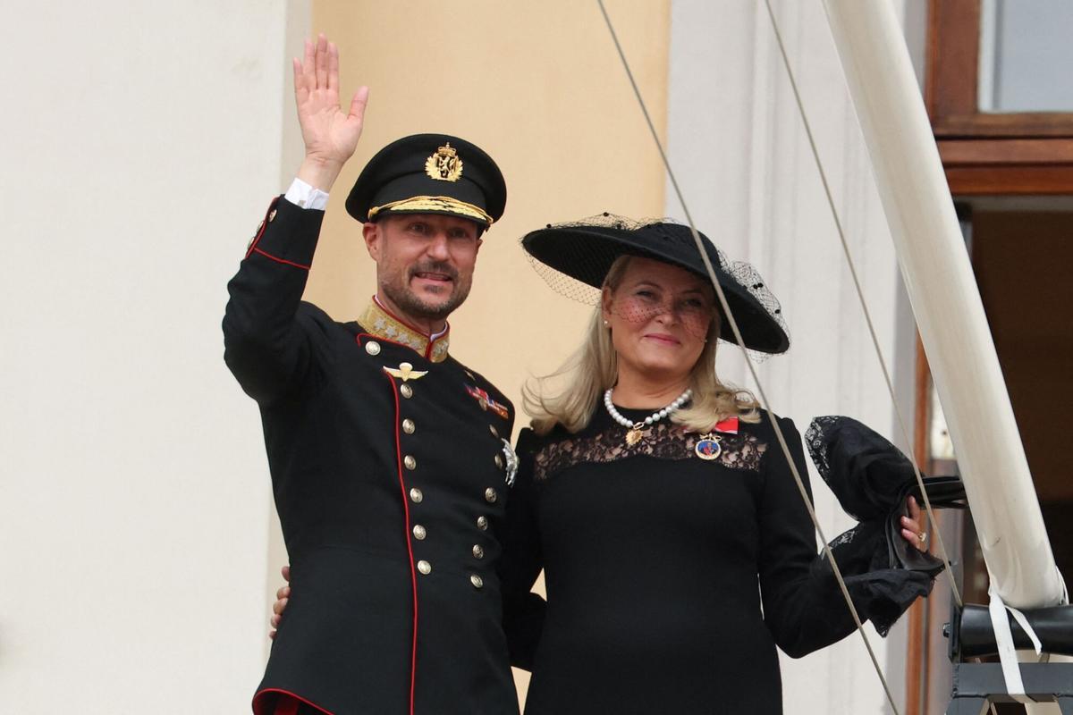 El rey Haakon VIII y la reina Mette-Marit saludan desde el palacio real de Oslo, Noruega