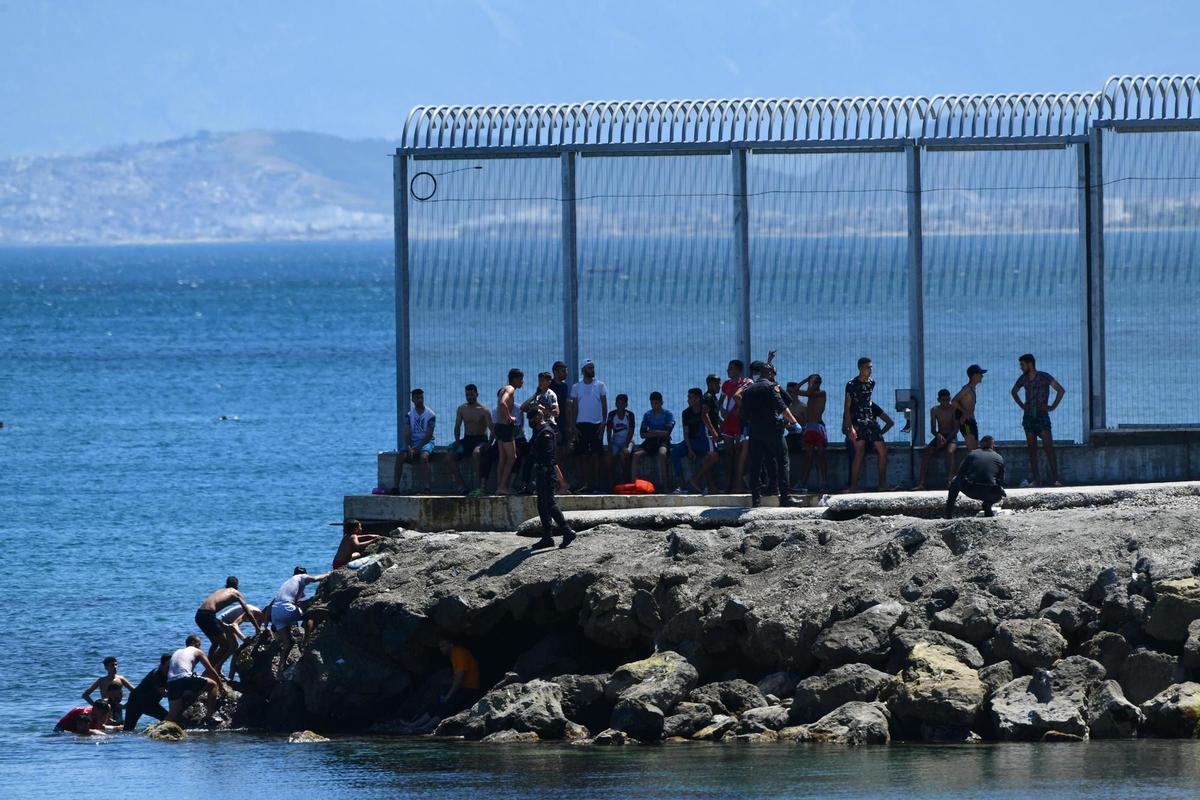 Un grupo de migrantes marroquíes en las inmediaciones de la valla de Ceuta el 17 mayo 2021.