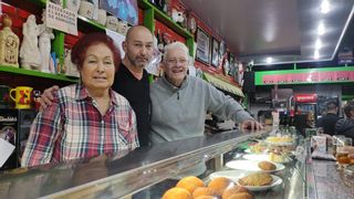 El bar Moneva cumple 50 años entre callos, caracoles y ensaladilla 'madrileña' en Zaragoza
