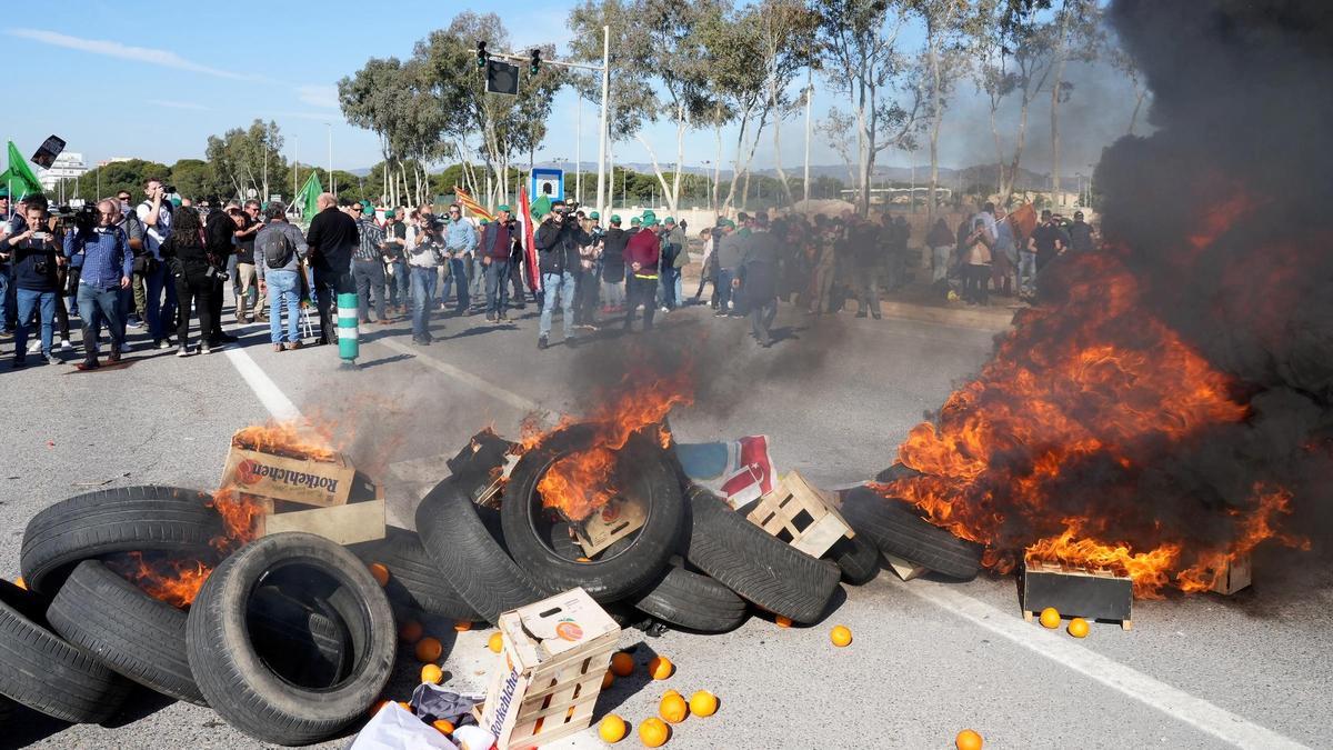 Agricultores quemaron neumáticos y arrojaron naranjas frente a PortCastelló, el pasado miércoles.