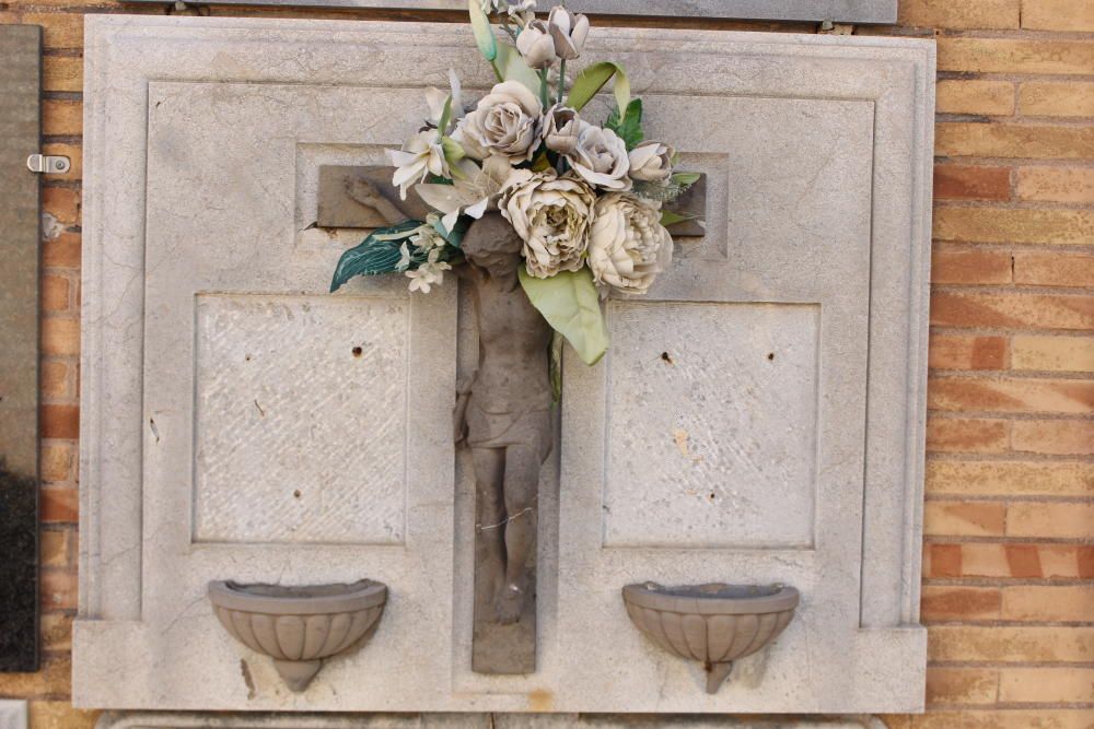 Al nicho de Ernesto Ibáñez Rico (1910-1911) se le han desprendido las placas identificativas o se están cambiando. Unas flores artificiales algo viejas indican una visita familiar reciente.