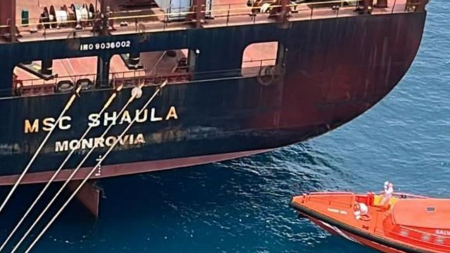 Uno de los polizones, sentado en la quilla en el MSC Shaula. | | EL DÍA