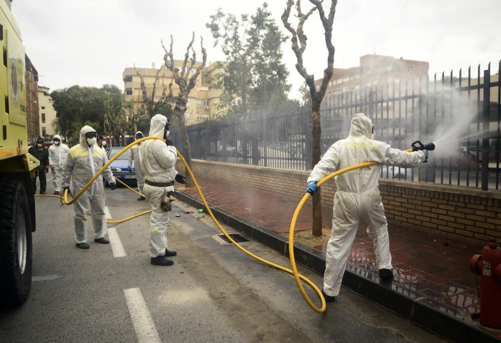 Soldados hacen mascarillas y vigilan Murcia.