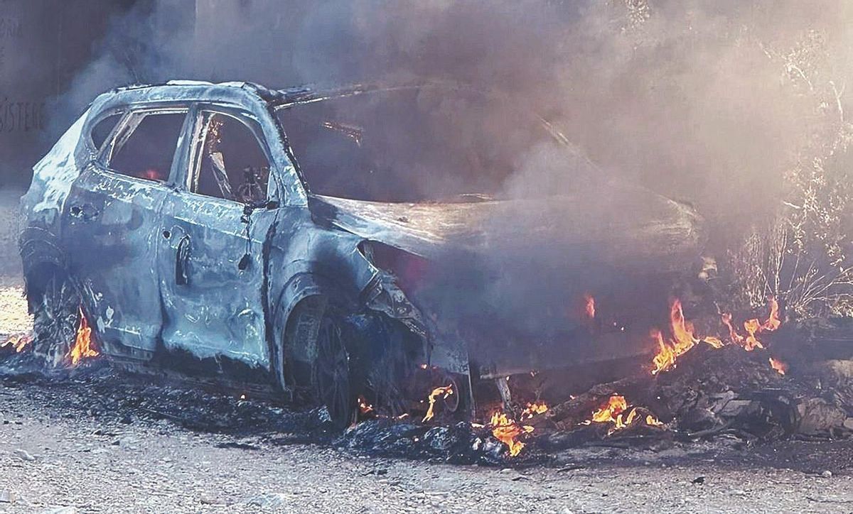 Estado en el que quedó el coche de los asesinos del piloto Maksim Kuzmínov.