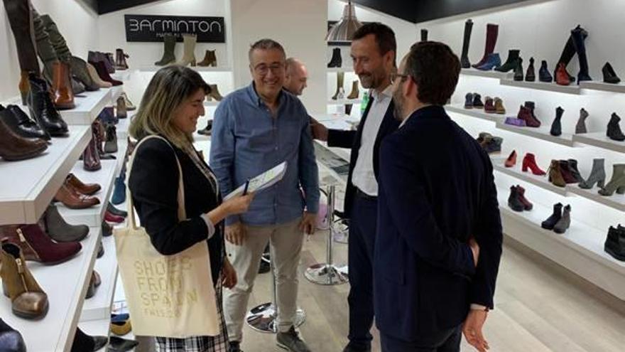 El alcalde de Elche visitando expositores de calzado en Milán.