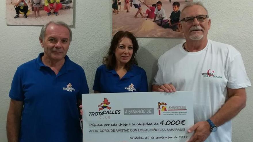 El club Trotacalles dona 4.000 euros a los niños saharauis por la carrera nocturna