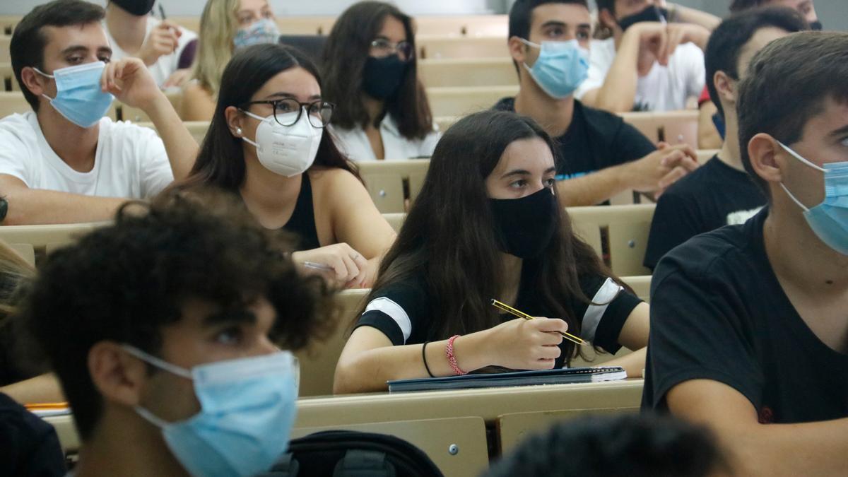 Diversos estudiants en una aula