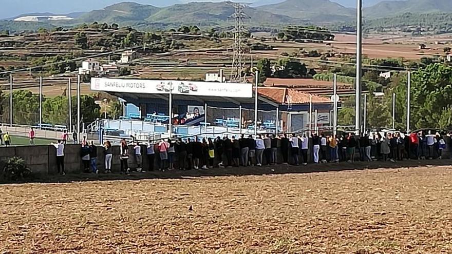 Familiars dels jugadors del Gimnàstic i dels equips rivals veuen el partit darrere d&#039;una paret, sense distàncies