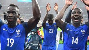 Umtiti, entre Sagna y Matuidi, aplaude a la grada