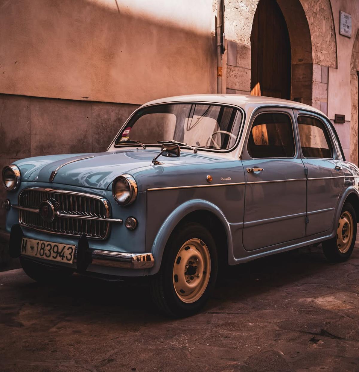 Un coche antiguo en el centro histórico