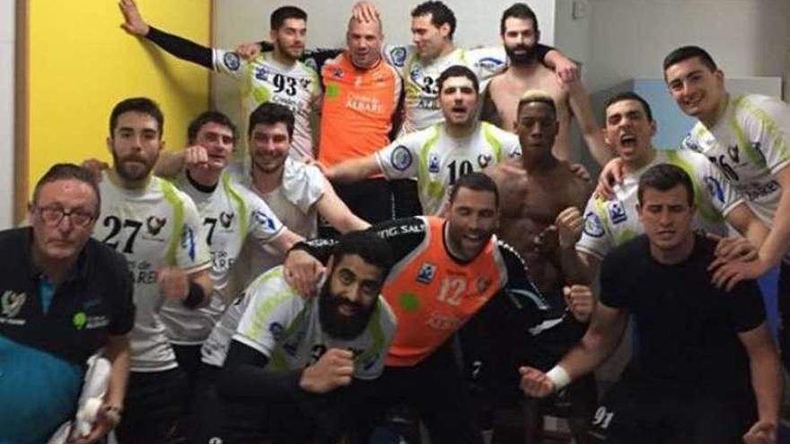 Los jugadores del Teucro celebrando en el vestuario. // FdV