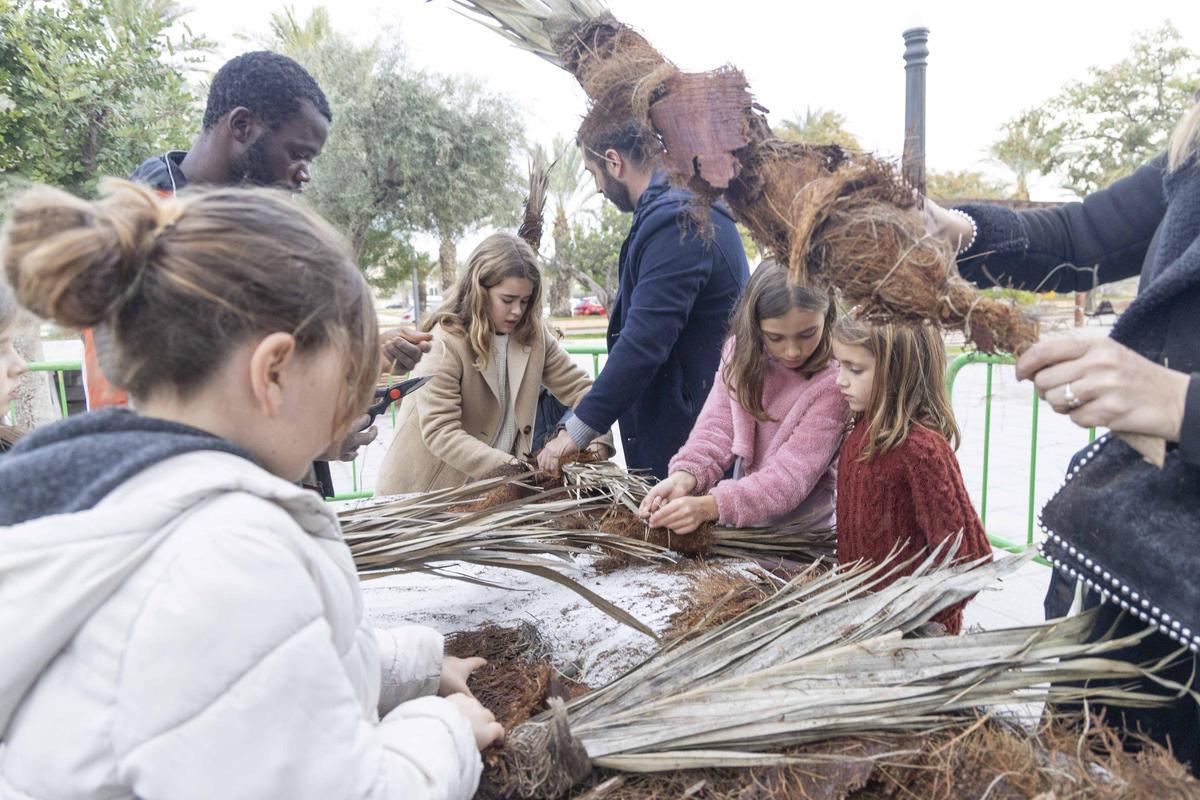 Talleres de “atxes” en Elche para promover una tradición difícil de mantener