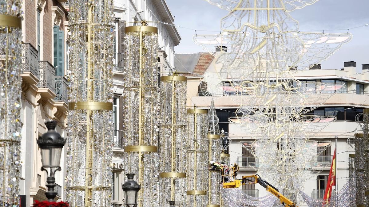 Instalan los ángeles de las luces de Navidad de la calle Larios