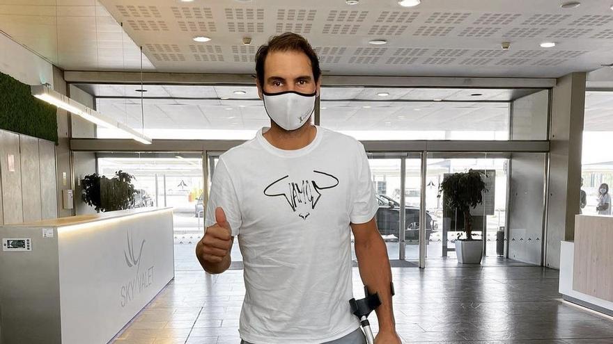 Rafa Nadal, con muletas.