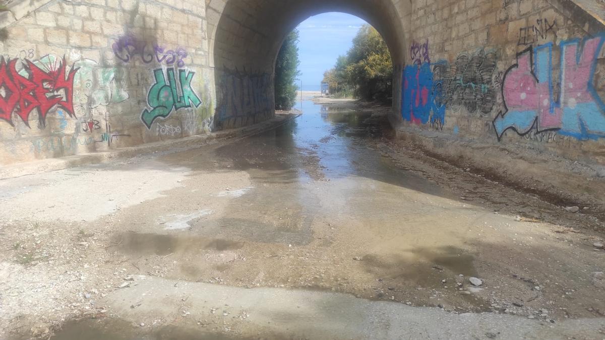 Vertidos fecales en El Campello vuelven a cerrar el acceso a la playa del Amerador.