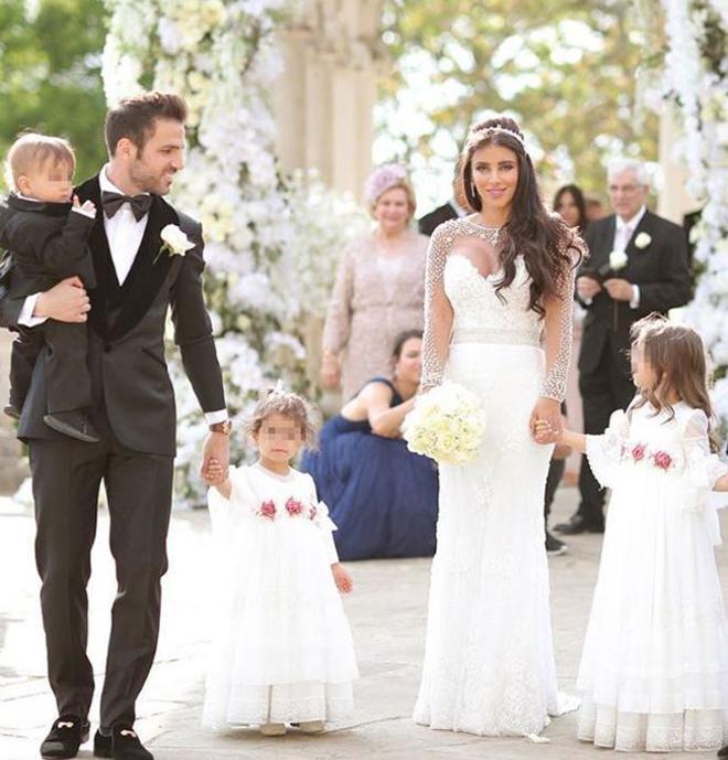 Cesc Fabregas y Daniella Semaan con sus tres hijos el día de su boda