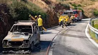 Estabilizado un incendio forestal en Portbou iniciado por un coche en llamas