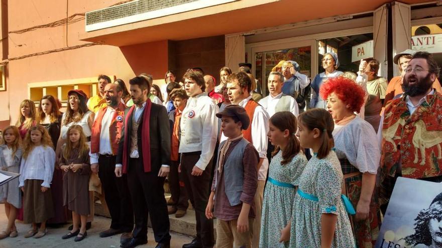 La preparación del musical  Los Miserables agita Benicarló a dos días de su estreno