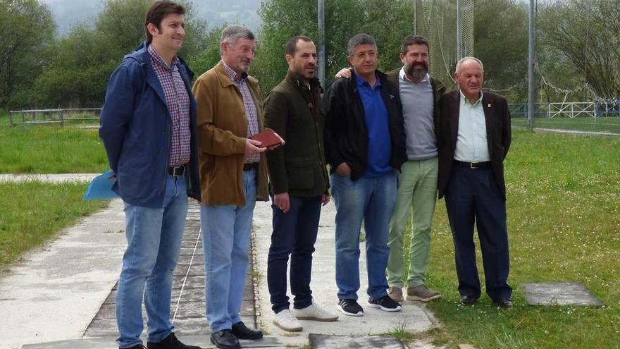 Por la izquierda, Juan Freije, José Manuel Miranda, Ángel García, Luis Manuel Menéndez, Manuel Ballesteros y Juan Camino, ayer, en Lugones, en las precarias instalaciones que se usan en la actualidad.