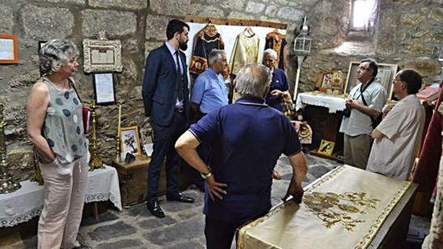 El comité de expertos visita la sacristía del templo de la Carballeda, en Rionegro del Puente.