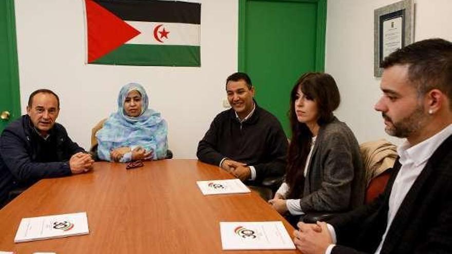 De izquierda a derecha, los representantes de las asociaciones de ayuda al pueblo saharaui, Luis Alberto Suárez Montiel, Jira Boulahi y Yahya Edjil, junto a Marisa Valle Roso y el director de la Orquesta de Cámara de Siero Isidoro de Llano.