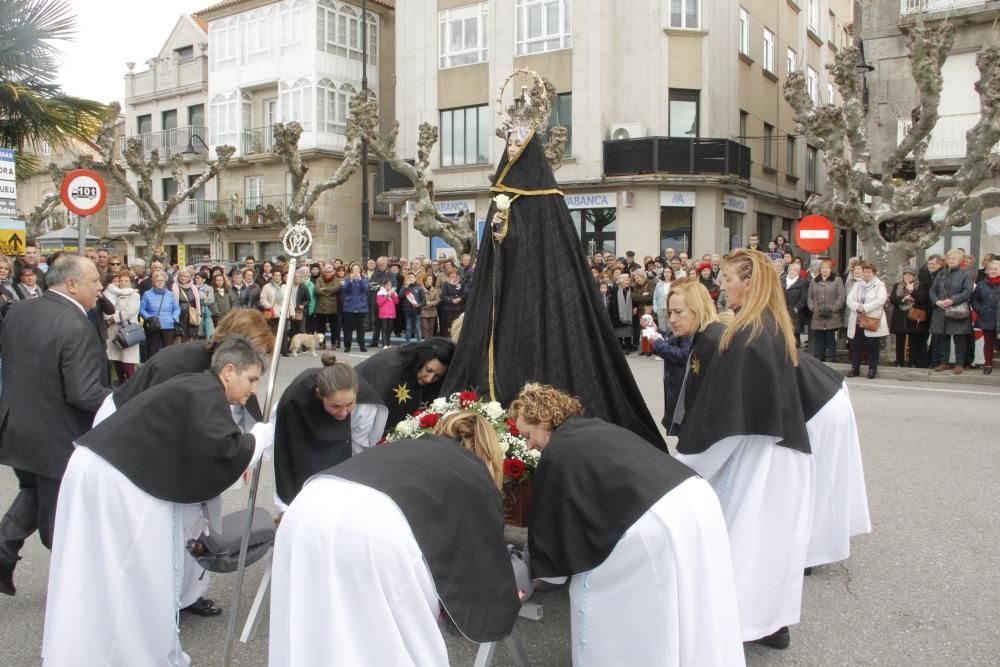 El momento más emotivo es el cambio del manto negro de la Virgen al blanco