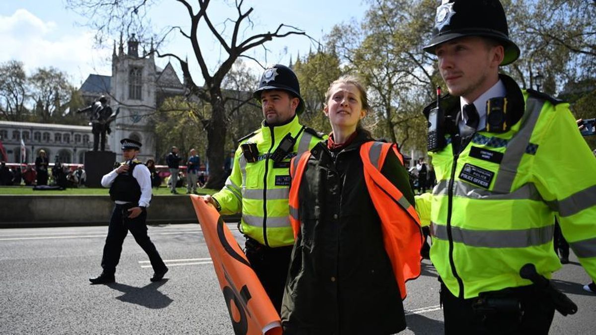 La policía arresta a una manifestante frente a Westminster, este miércoles.