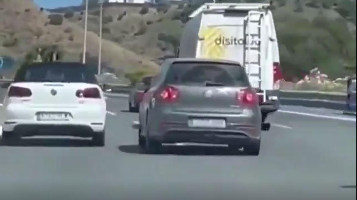 Una imagen del vídeo, en la que se observa al conductor del Volkswagen Golf realizar varias maniobras que pudieron causar un grave accidente.