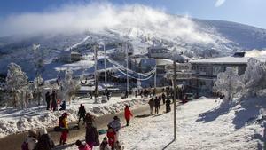 Varias personas disfrutan de la nieve en la estación de esquí de Puerto de Navacerrada