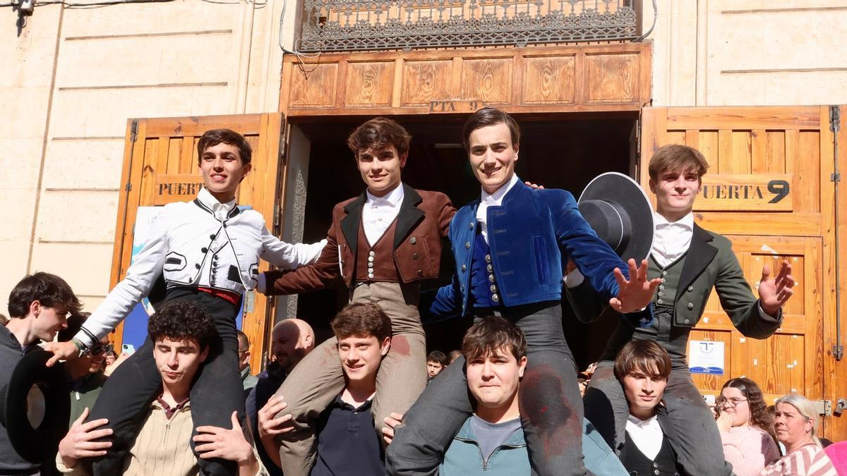 Los cuatro triunfadores del certamen salieron en hombros de la Plaza de Alicante