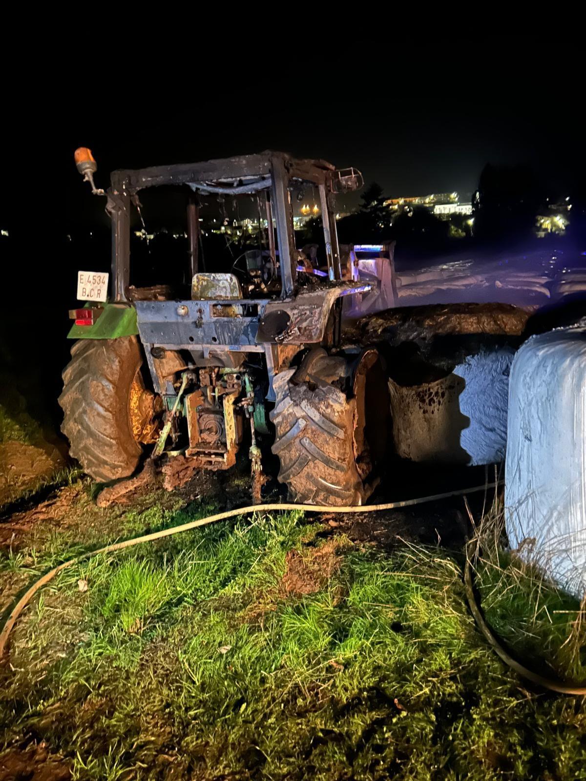 Tractor incendiado.