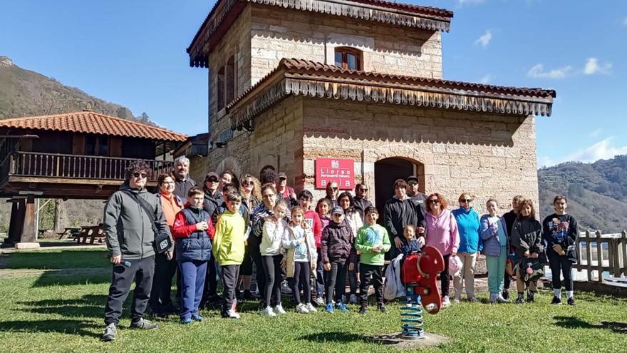 Participantes en la visita guiada al aula del ferrocarril de Loredo, con Roberto Álvarez primero por la izquierda. | D. M.