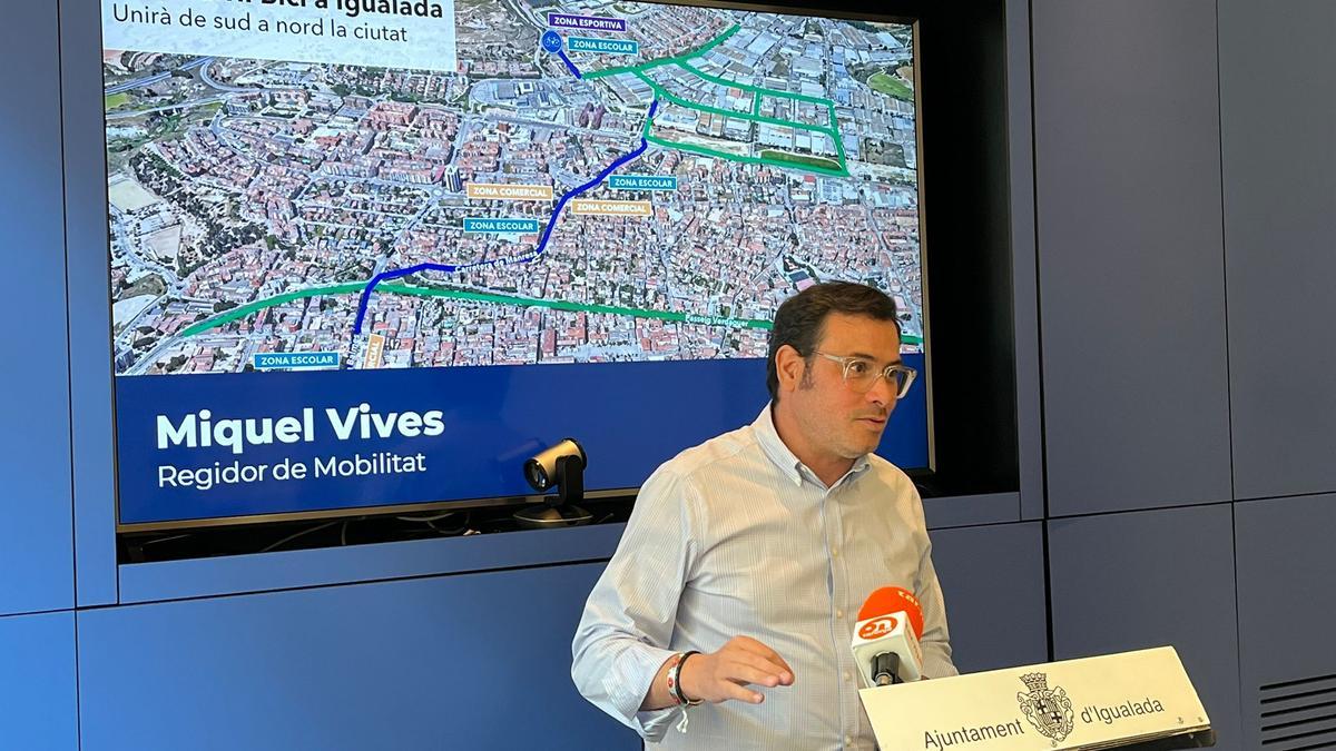 El regidor Miquel Vives en la presentació del nou carril bici