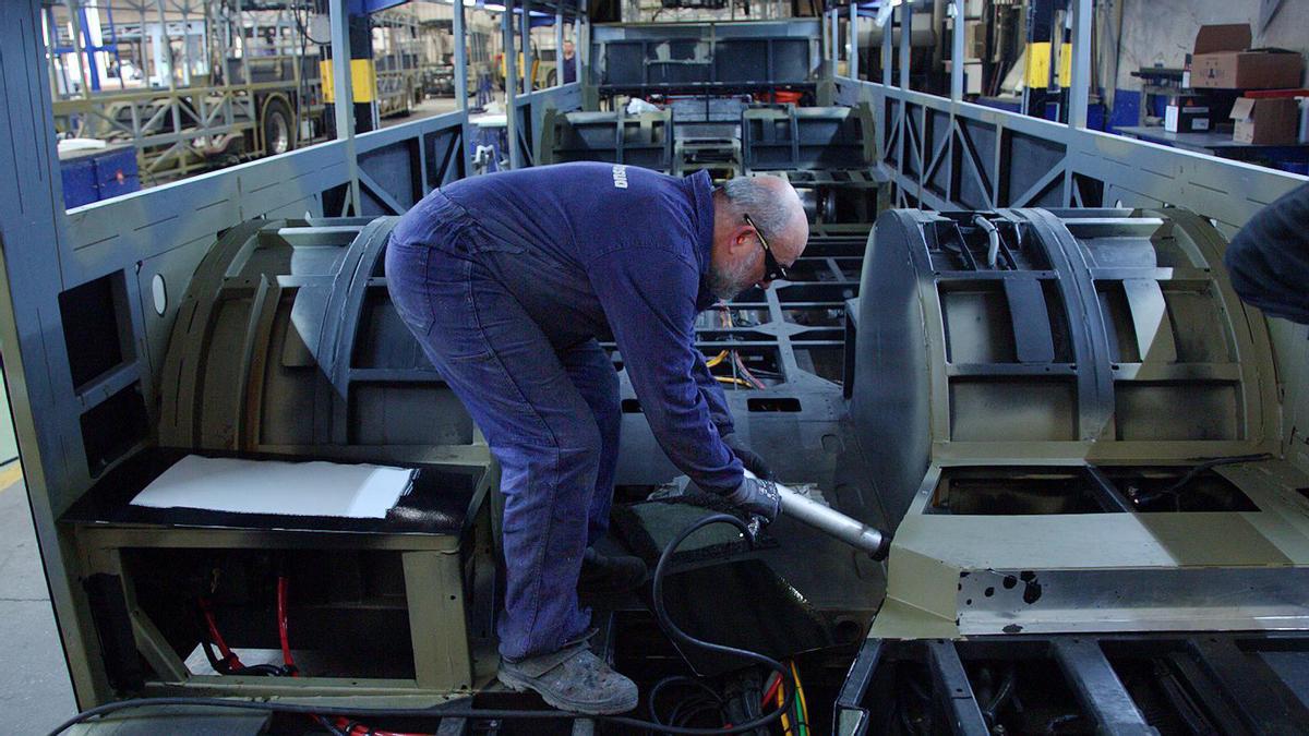 Un operario aplica el nuevo adhesivo.